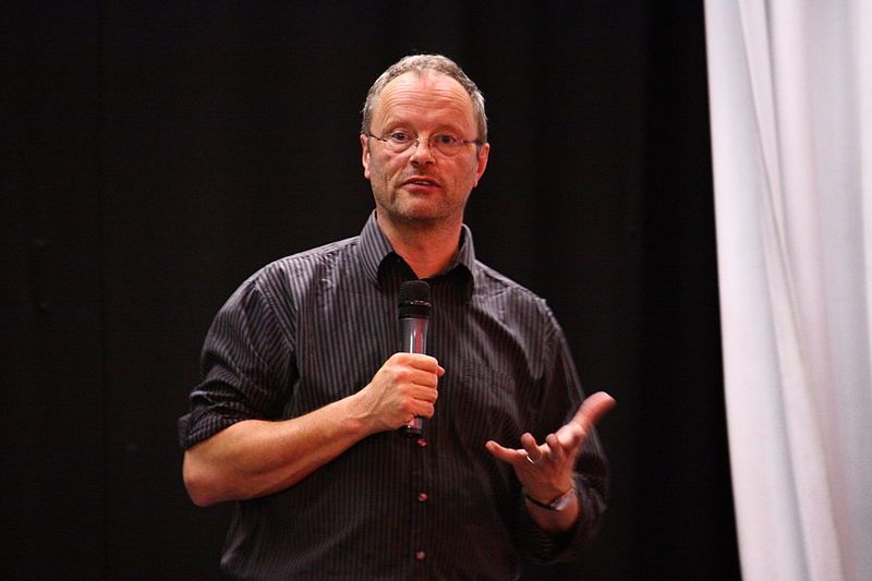 Robert Llewellyn is an electric car advocate