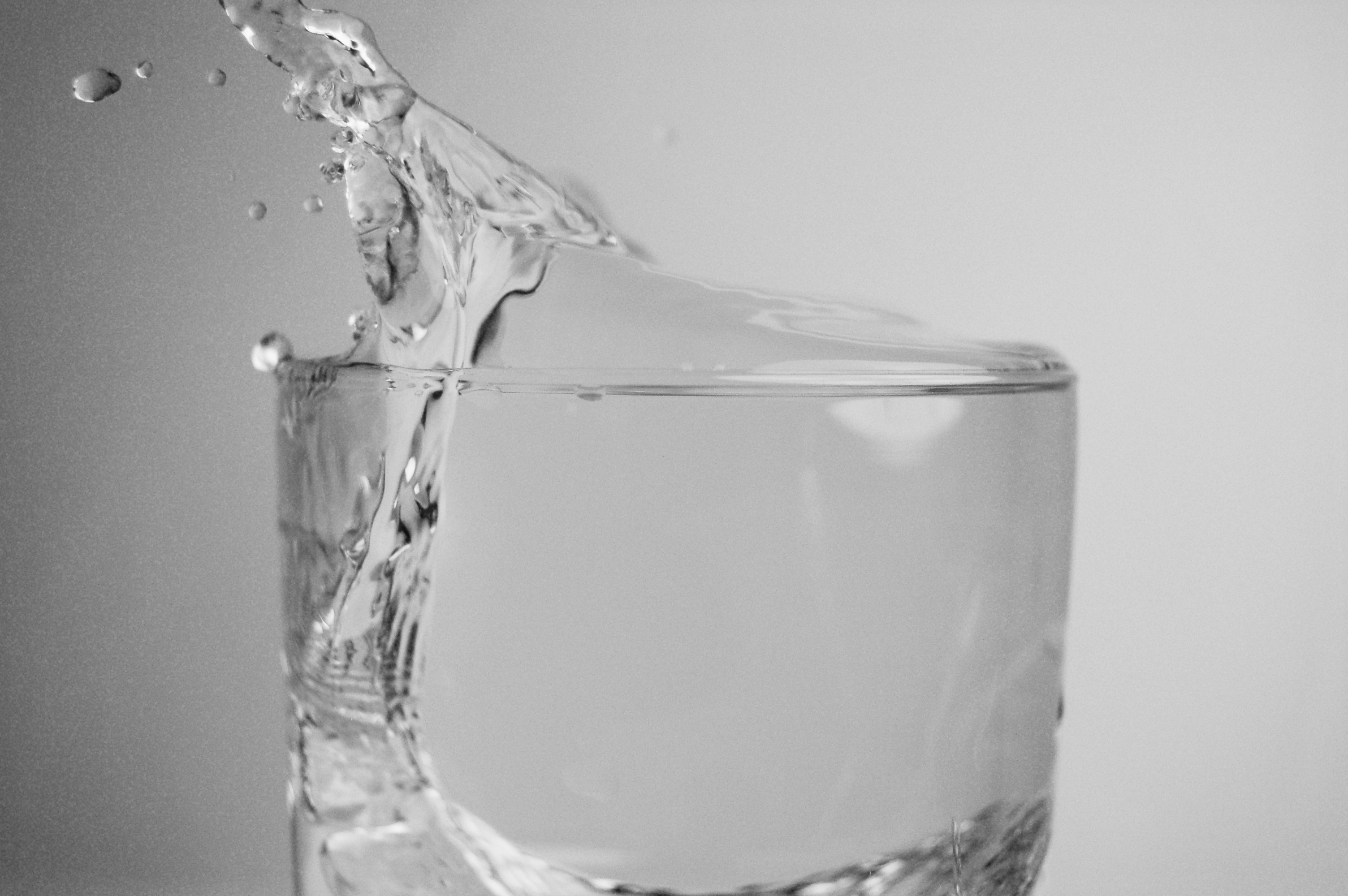 Фразеологизмы в стакане воды. Стакан воды. Буря в стакане воды. Переполненный стакан с водой. Волнение воды в стакане.